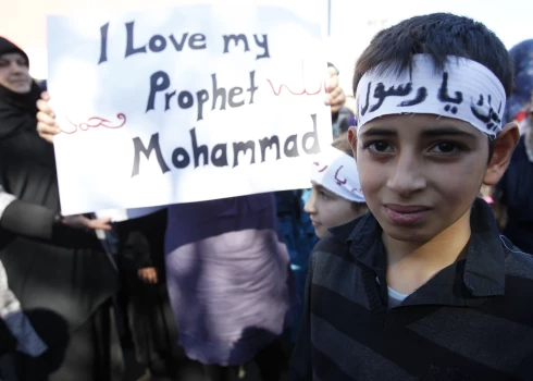 Imigrantu bērni mītiņo Vācijā un ir gatavi arī vietējiem vienaudžiem iemācīt mīlēt islāma pravieti Muhamedu.