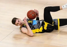 Blumbergam izcīna 3 punktus "Aris" zaudējumā Grieķijas basketbola čempionāta ceturtdaļfināla spēlē