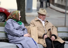 Латвии нужны работники: сокращая пособия, хотят вынудить трудиться льготников, например пенсионеров