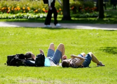 Sestdiena Latvijā būs vasarīgi silta, sinoptiķi brīdina par ultravioleto starojumu
