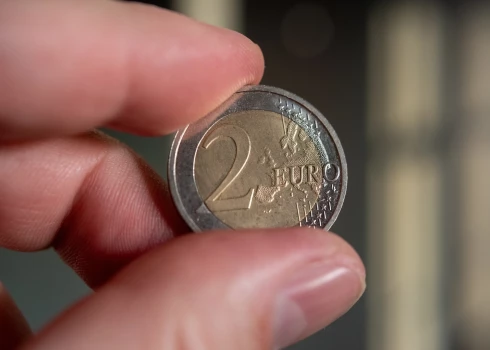 Европу наводнили поддельные монеты номиналом 2 евро - как их распознать
