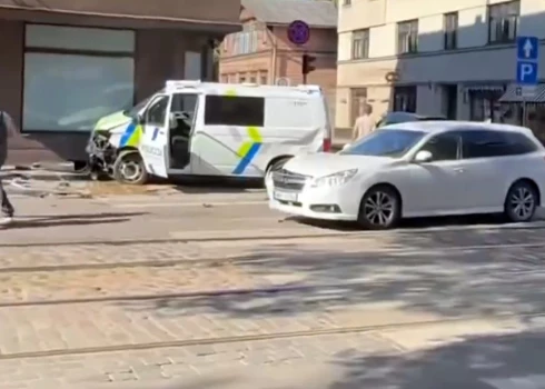 VIDEO: Āgenskalnā notikusi avārija, kurā iesaistīts policijas mikroautobuss
