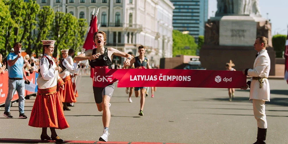 Rīgas maratonā par Latvijas čempioniem jūdzes skrējienā kļūst Kudlis un Velvere