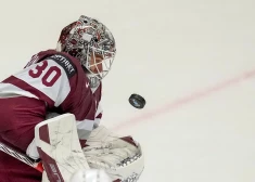 Latvijas hokeja izlase pēc pirmās trešdaļa atrodas iedzinējos; zviedri kontrolē spēles gaitu
