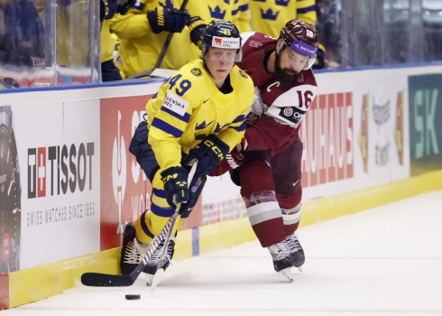 Latvijas hokeja izlase pēc pirmās trešdaļas atrodas iedzinējos; zviedri kontrolē spēles gaitu