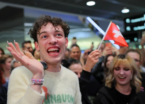 Šā gada Eirovīzijas uzvarētāju, Šveices pārstāvi Nemo sagaidītāji sveic Cīrihes lidostā.