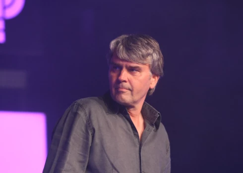 Kāpēc tad Ainars Mielavs īsti tā sacepies? Pēc viņa rakstītā var noprast, ka Gustavo, Patrisha un Normunds Rutulis ar šo kompozīciju ir izpostījuši viņa "bērnības saulainās atmiņas".