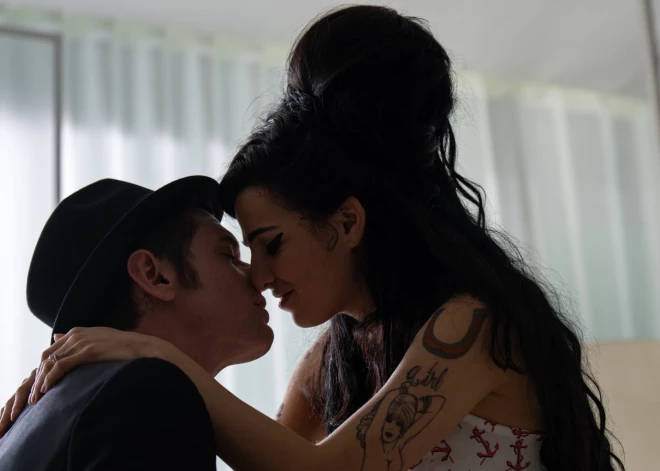 Neizmantota īstā balss un harizmas trūkums - Eimijas Vainhausas fani kritizē filmu "Back to Black"