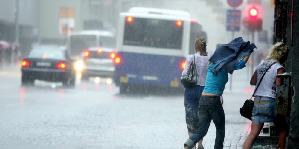 Izsludināts dzeltenais brīdinājums saistībā ar Latvijā gaidāmo pērkona negaisu