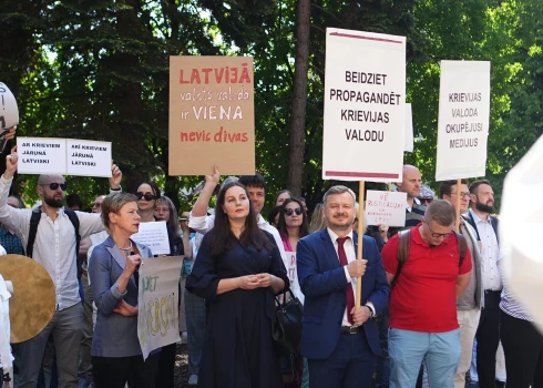 Протестующие собрались на площади Ливу, чтобы потребовать запретить дебаты в СМИ на русском языке.