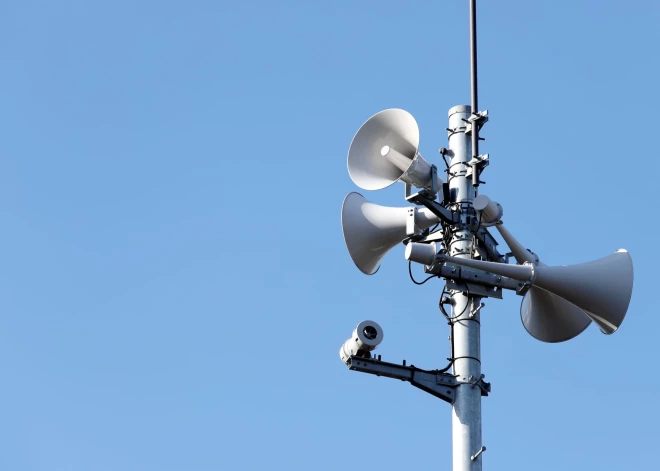 "Pat ļoti griezās ausīs!", "Pīkstīga skaņa." Soctīklos komentē trauksmes sirēnu dzirdamību