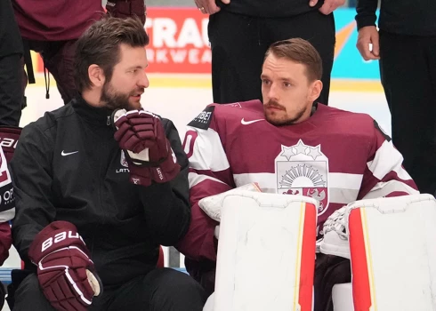 Lauris Dārziņš aprunājas ar Kristeru Gudļevski, kurš mačā pret slovākiem ziedoja arī savu ķermeni.