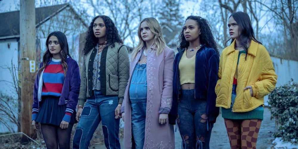 Amerikāņu šausmu seriāls "Mazās, jaukās meles" ("Pretty Little Liars") ietilpst franšīzē, kurā ir divas grāmatu sērijas, četri TV seriāli un interneta seriāls.