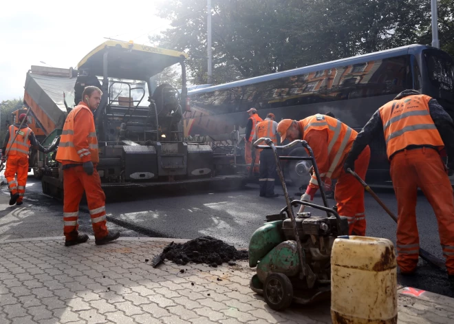 Ceļu remontdarbu dēļ izmaiņas vairākos autobusu maršrutos Rīgā 