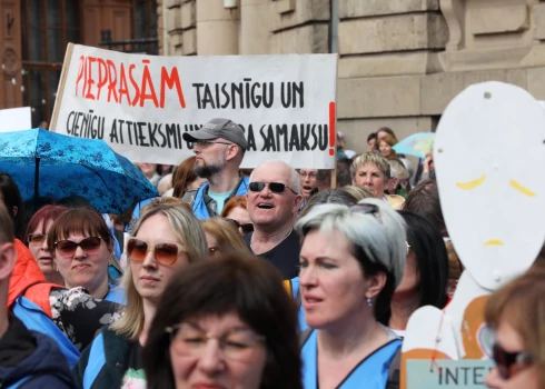 FOTO, VIDEO. LIZDA piketē pret piedāvājumu pedagogu darba slodžu balansēšanai