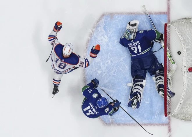 VIDEO: Šilovs daudzreiz glābj "Canucks", tomēr viņam un Bļugeram Stenlija kauss ir galā