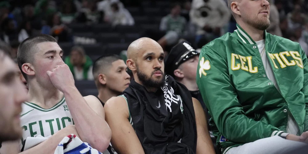 Kristaps Porziņģis (pa labi) uz Bostonas "Celtics" soliņa paliks vismaz pirmajos divos mačos ar "Pacers".