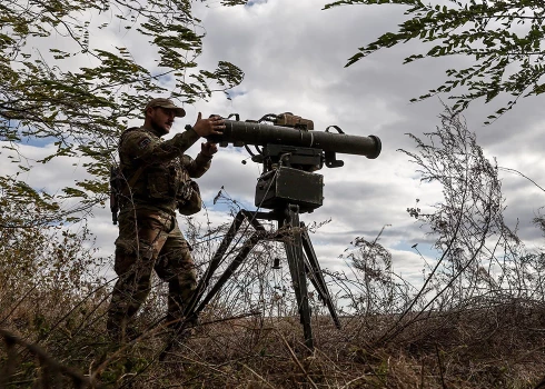 Ukrainas karavīrs no 128. kalnu uzbrukuma brigādes izmanto pārnēsājamu prettanku vadāmo raķešu (ATGM) sistēmu "Skif" nezināmā vietā Zaporižjas reģionā.