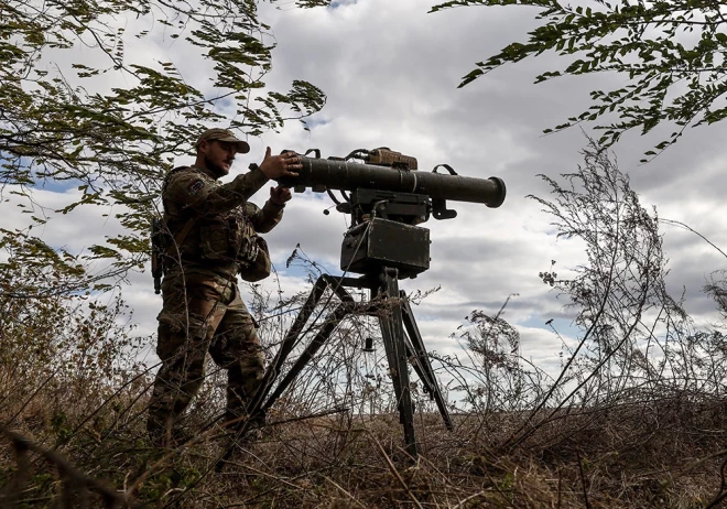 Ukrainas karavīrs no 128. kalnu uzbrukuma brigādes izmanto pārnēsājamu prettanku vadāmo raķešu (ATGM) sistēmu "Skif" nezināmā vietā Zaporižjas reģionā.