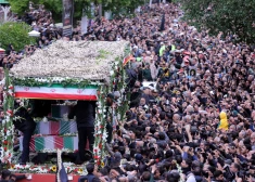 Ļaužu jūra pavada pēdējā gaitā helikoptera katastrofā bojā gājušo Irānas prezidentu Ibrahimu Raisi