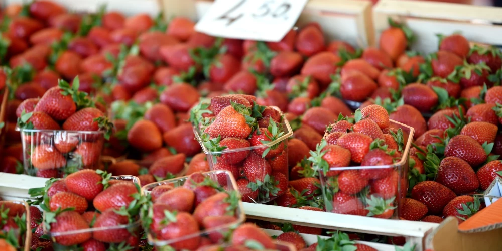 На Центральном рынке сейчас - большое предложение клубники. Цены - от 2.50 до 5 евро за килограмм.