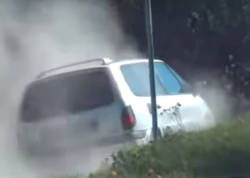 VIDEO: pateicoties vērīgam cilvēkam, izdodas noķert automašīnas vadītāju 2,46 promiļu reibumā