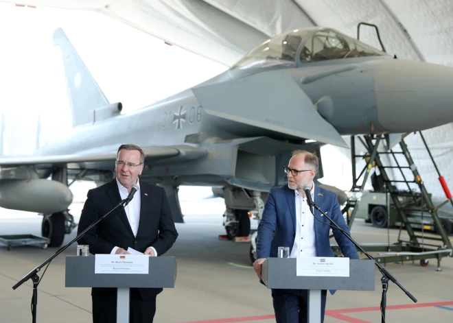 "Kopā ar Vācijas bruņotajiem spēkiem jau kopš marta": Vācijas aizsardzības ministrs turpinās sadarbību ar Latviju