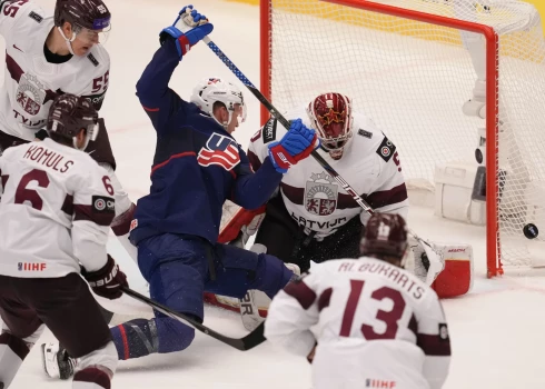Kristers Gudļevskis, neraugoties uz pieciem ielaistiem vārtiem, daudzas reizes glāba Latvijas izlasi.