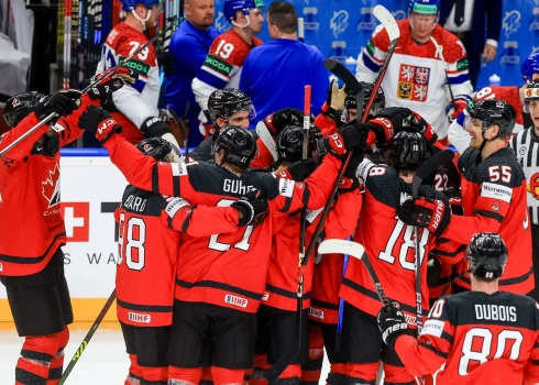 Kanādas hokejisti papildlaikā sāpina mājiniekus čehus
