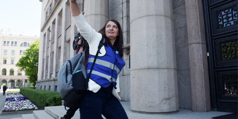 Jau deviņus gadus Latvijas Izglītības darbinieku arodbiedrības vadītāja Inga Vanaga rīko skaļus protestus, lai panāktu skolotāju algu paaugstināšanu.
