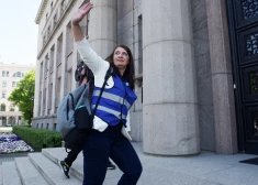 Jau deviņus gadus Latvijas Izglītības darbinieku arodbiedrības vadītāja Inga Vanaga rīko skaļus protestus, lai panāktu skolotāju algu paaugstināšanu.