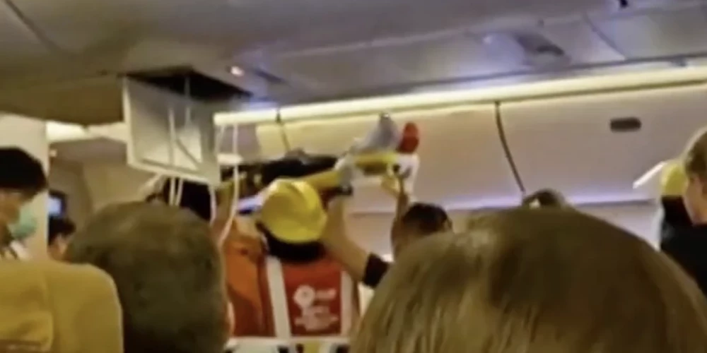 No lidmašīnas tiek evakuēts smagi cietis pasažieris.