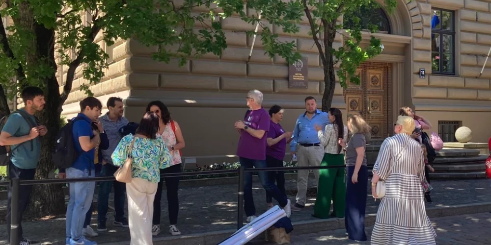 Klātienē protesta pasākumā piedalījās ap 20 cilvēkiem. To starpā bija Jūlijas Stepaņenko pārstāvētās partijas "Suverēnā vara" un Rūdolfa Brēmaņa partijas "Apvienība jaunlatvieši" pārstāvji. (Foto: Jauns.lv) 
