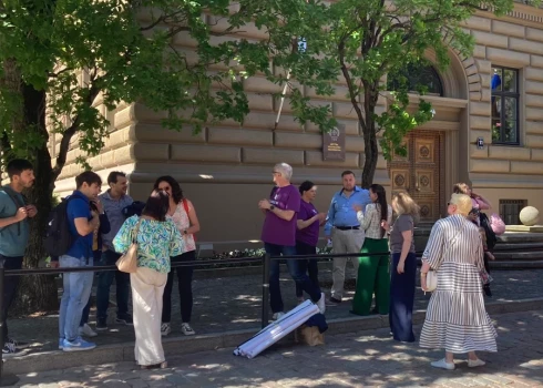 Klātienē protesta pasākumā piedalījās ap 20 cilvēkiem. To starpā bija Jūlijas Stepaņenko pārstāvētās partijas "Suverēnā vara" un Rūdolfa Brēmaņa partijas "Apvienība jaunlatvieši" pārstāvji. (Foto: Jauns.lv) 