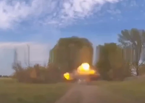 VIDEO: krievu okupanti Vovčanskā uzbrukuši evakuācijas automašīnai, nogalinot policistu