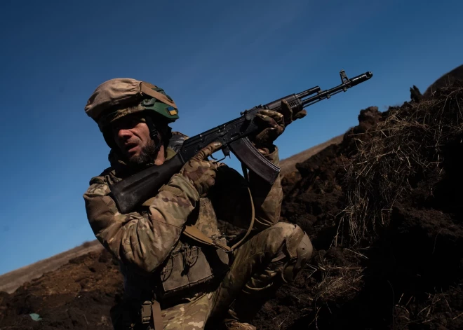 Atbrīvo pirmos ieslodzītos, kas pievienosies Ukrainas armijai