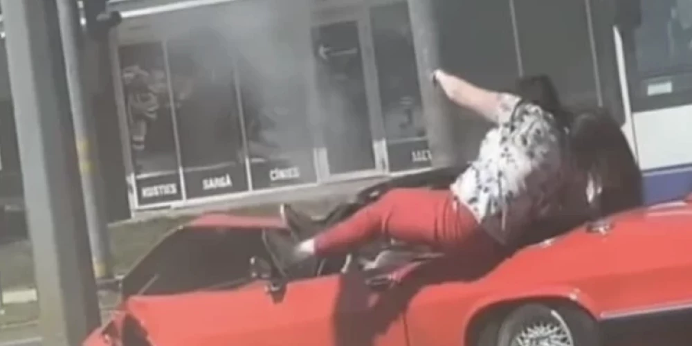 Atklātībā nonācis video ar "Jaguar" kabrioleta avāriju Teikā