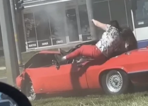 Automašīnas pasažieri uzreiz pēc avārijas pamet spēkratu.