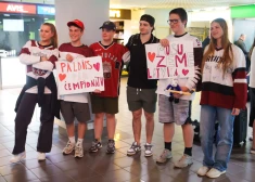 ФОТО: сборная Латвии по хоккею вернулась домой - в аэропорту игроков встретили болельщики