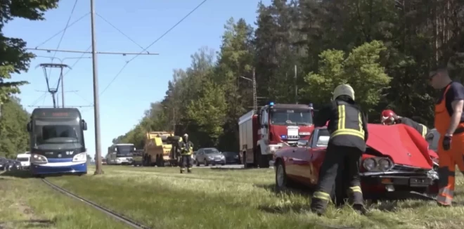 Ugunsdzēsējiem glābējiem nācās aizvākt automašīnu no tramvaja sliedēm.