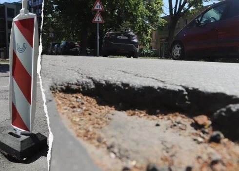 Jūrmalniekus un kūrorta viesus tracina bedres uz pilsētas ielām. FOTO