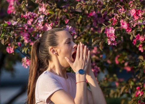 Apnicīgas iesnas, asaro acis, moka klepus - ieteikumi, kā alerģiskiem cilvēkiem atvieglot dzīvi ziedēšanas sezonā