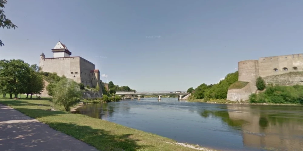 Krievija turpina provocēt kaimiņus — noņēmusi Igaunijas izvietotas bojas ūdens ceļa iezīmēšanai Narvas upē
