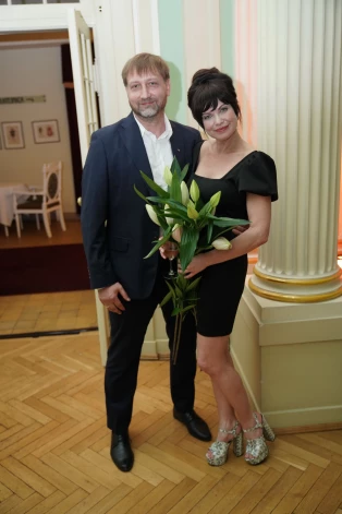 Aimurs Kruus bija ieradies noskatīties izrādi Nacionālajā teātrī un sveikt mīļoto. Evija demonstrēja ne vien to, ka arvien ir laimīgi kopā, bet arī – ka svārku garums ir nemainīgs, kaut arī novembrī tiks svinēta 50. jubileja.