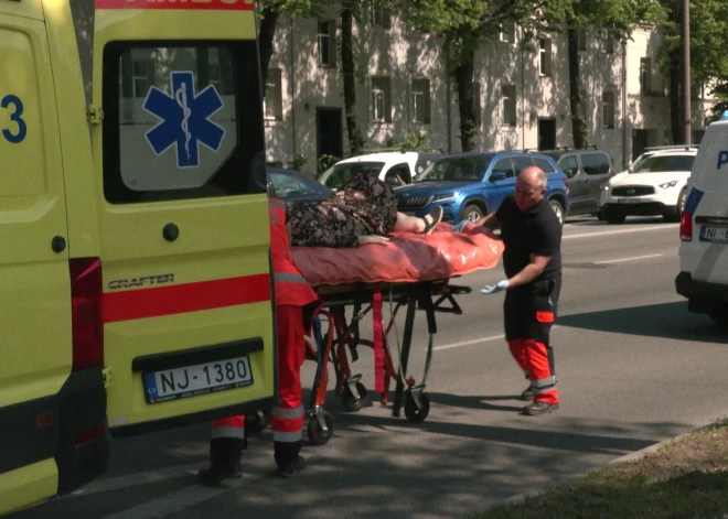 На улице Бривибас женщина решила перейти дорогу на красный свет и оказалась в больнице