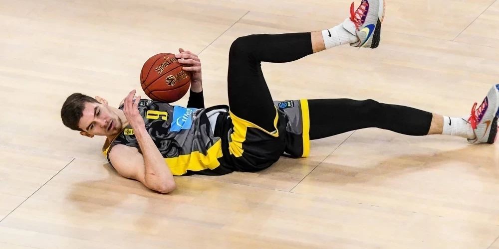 Blumbergs gūst 17 punktus "Aris" uzvarā Grieķijas basketbola čempionāta ceturtdaļfinālā