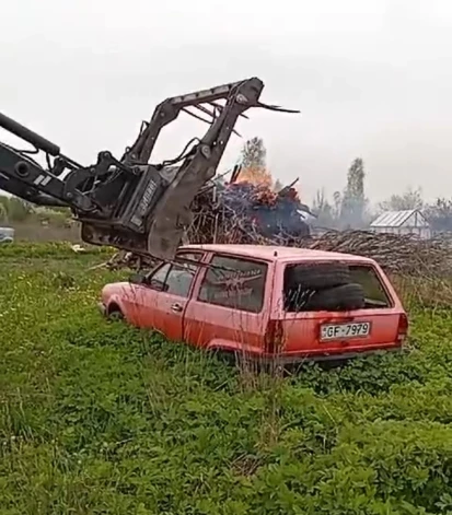 Siguldā no dārziņu teritorijas nosperts tur rūsēt atstātais „VW Polo”. 