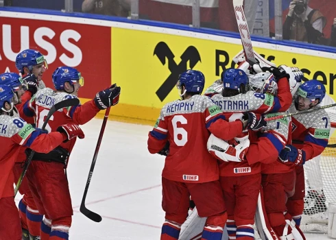 Mājinieki čehi izslēdz zvaigžņotos amerikāņus; ziemeļu duelī Zviedrija uzvar papildlaikā