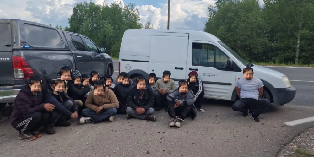 Robežsargi 20. maijā Augšdaugavas novadā aizturēja gruzīna vadītu kravas busiņu ar 15 aziātiskas izcelsmes robežpārkāpējiem.