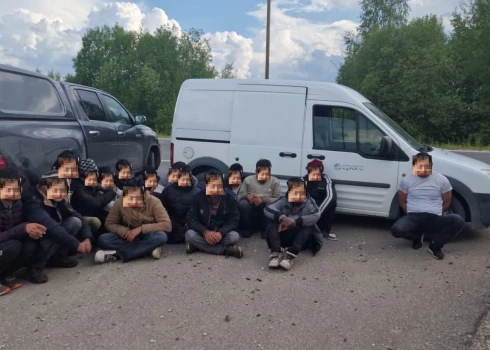 Zog glābšanas riņķi un vecu auto, gruzīni Latvijai "piegādā" robežpārkāpējus: kriminālā province